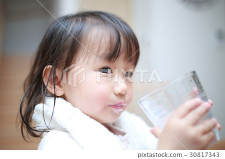 牛奶兒童（牛奶浴上升幼兒女孩1歲1飲料喝巴士毛巾睡衣） 30817343