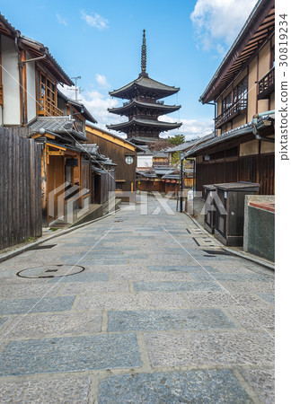Yasaka pagoda on a traditional street, Kyoto Yasaka pagoda on a traditional street, Kyoto 30819234
