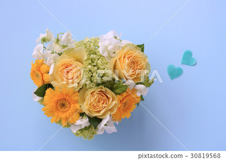 Heart shaped arrangement of yellow roses and gerberas 30819568