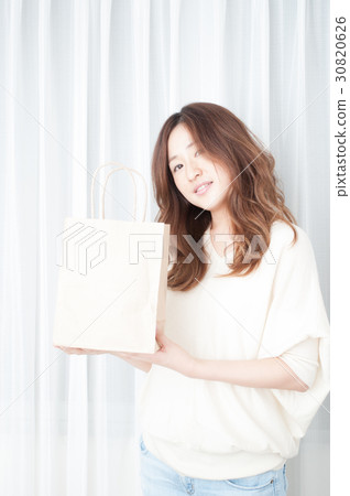 拿著紙袋的婦女 拿著紙袋的婦女 30820626