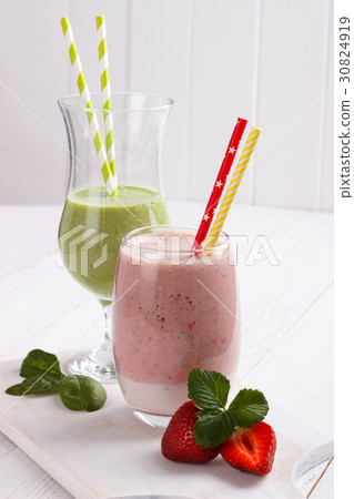strawberry and spinach smoothie 30824919