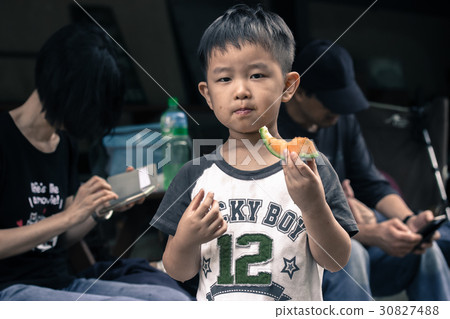 小朋友吃西瓜 30827488