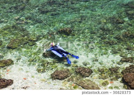 在海上淺水的小孩 30828373