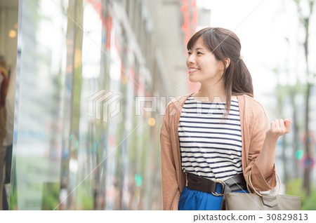 A young woman shopping at Ginza 30829813