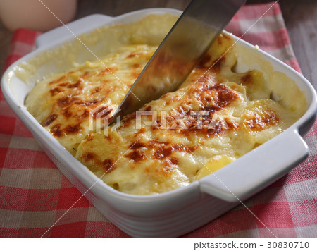 Potatoes a la dauphinoise 30830710