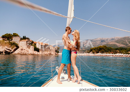couple yachting 30833602