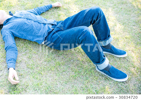 躺在公園裡的男人 30834720