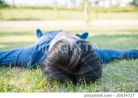 躺在公園裡的男人 30834727