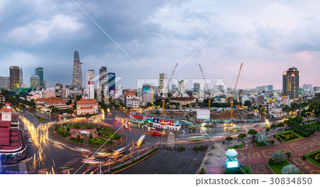 Traffic at Ben Thanh market 30834850