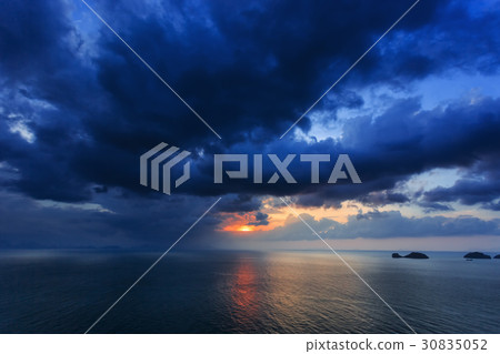 Dramatic Sunset in Thailand Dramatic Sunset in Thailand 30835052