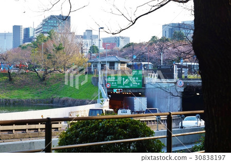 Tokyo street / city circle line and No. 4 Shinjuku line and Miyakezaka JCT branch notice sign at entrance of Chiyoda tunnel entrance · Horizontal position 30838197