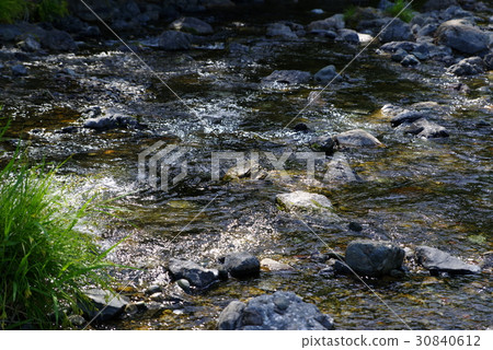 低光澤流過清澈的溪流岩石 30840612
