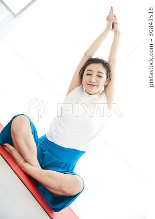 Women who do yoga 30841518