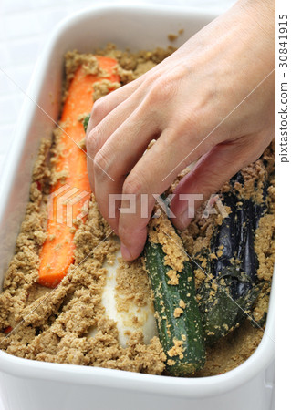 米糠醃製在冰箱裡 30841915