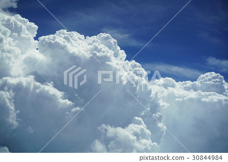強大的雲彩在夏天 30844984