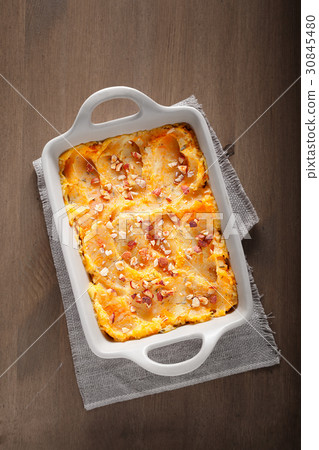 Parmentier of pumpkin and potatoes with beef 30845480