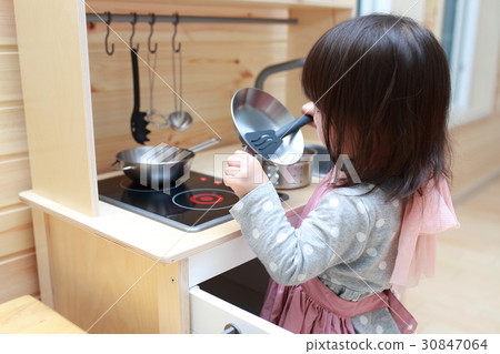Osamu (infant infant girl 1 year old 1 year old curious kitchen kitchen food play frying pan) Osamu (infant infant girl 1 year old 1 year old curious kitchen kitchen food play frying pan) 30847064