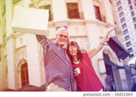 Photo Gradient Style with Mature people going shopping together 30852064