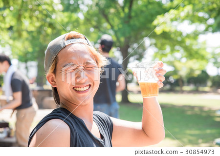 男性喝啤酒 30854973