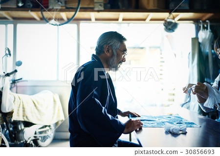 Men teaching tie-dye 30856693