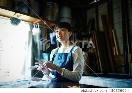 Women learning tie-dye Women learning tie-dye 30856694