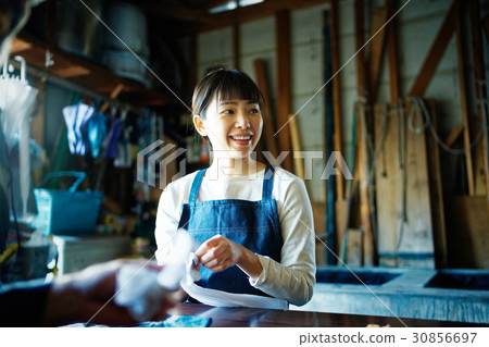 Women learning tie-dye 30856697