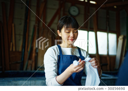 Women learning tie-dye Women learning tie-dye 30856698