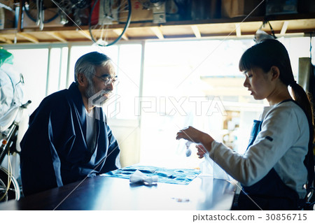 一個女人和一個教導領帶染色的男人一起學習 30856715