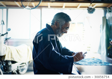 Men teaching tie-dye 30856754