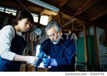 Male and female dyed tiles 30856758