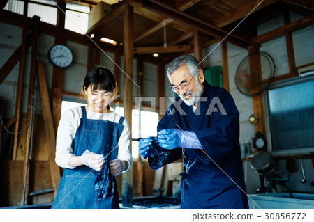 Male and female dyed tiles 30856772