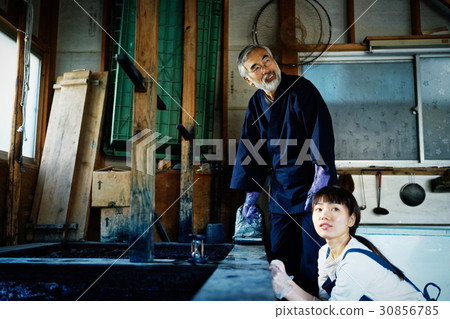 A woman learning with a man who teaches tie dyeing A woman learning with a man who teaches tie dyeing 30856785