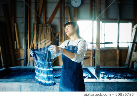 一個女人看著領帶染料完成 一個女人看著領帶染料完成 30856786