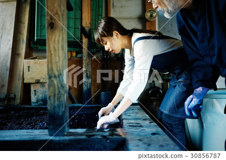 一個女人和一個教導領帶染色的男人一起學習 30856787