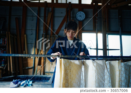 女人準備靛藍染料印花染色 女人準備靛藍染料印花染色 30857006