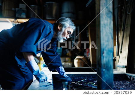 Indigo dye hand dye dyeing man 30857029