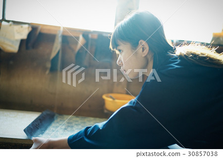 Indigo dye hand lady 30857038
