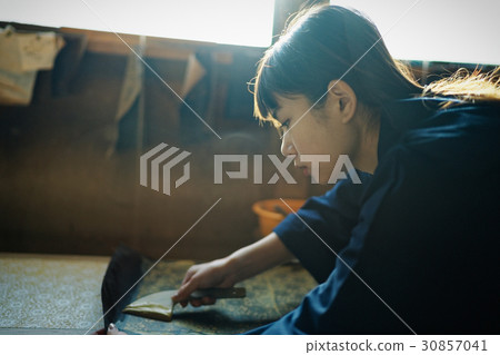 Indigo dye hand lady 30857041