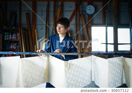 女人準備靛藍染料印花染色 女人準備靛藍染料印花染色 30857112