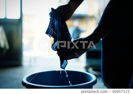 有領帶染料的一名婦女 有領帶染料的一名婦女 30857115