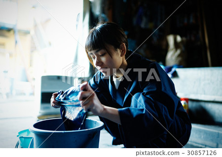 有領帶染料的一名婦女 有領帶染料的一名婦女 30857126