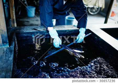 Indigo dye hand dyeing dyeing women Indigo dye hand dyeing dyeing women 30857236