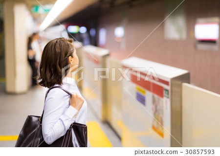一個女人在等地鐵 30857593