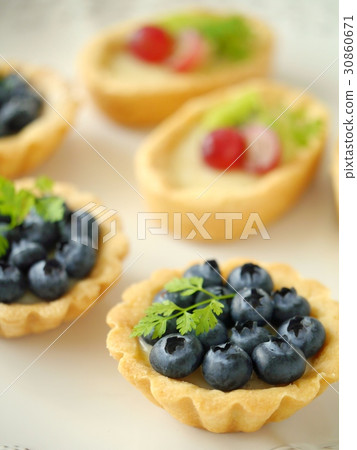 藍莓和麵團的撻（垂直位置） 30860671