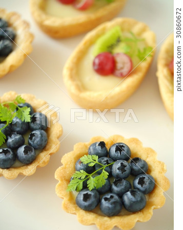 藍莓和葡萄tartlette（高角度） 30860672