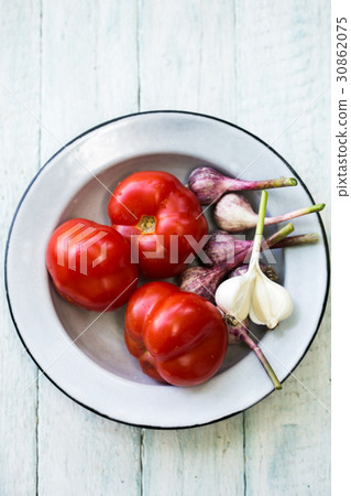 tomato on a plate 30862075