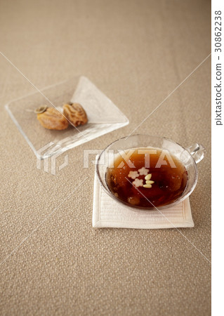 Crystal and dried persimmons 30862238