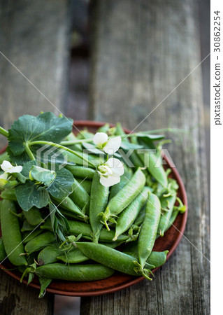 Green peas in rustic style Green peas in rustic style 30862254