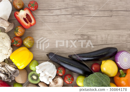 新鮮的蘑菇，番茄，甜椒，花椰菜，獼猴桃，香菇，石灰，西蘭花，檸檬，洋蔥 30864178