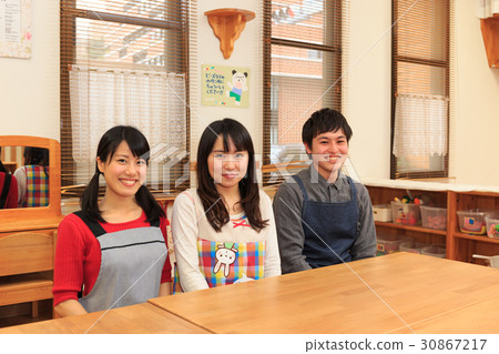 托兒所年輕男性和女性托兒所老師 30867217